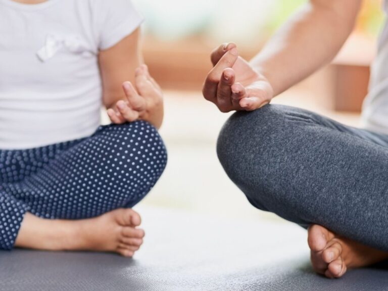 Enfant pratiquant une technique de retour au calme lors d'un accompagnement individuel avec Harmonie Apprentissage sur Metz et Thionville.