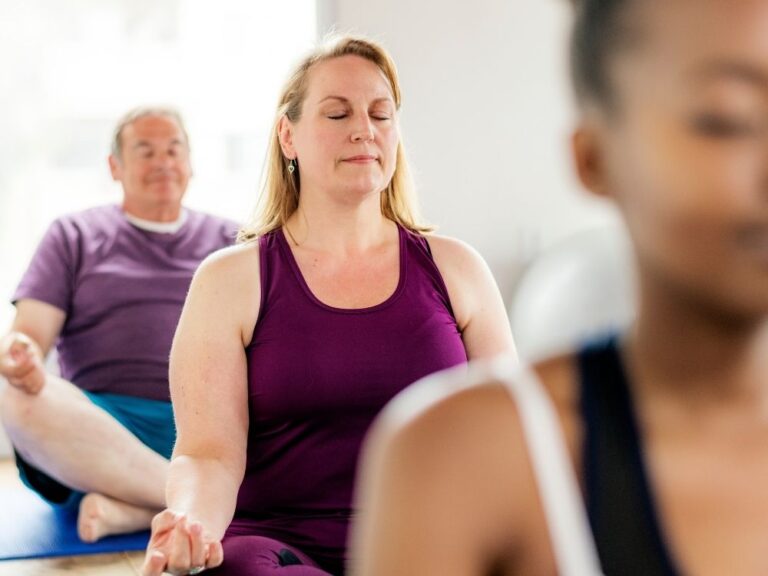 Adultes en séance de relaxation et de gestion des émotions lors d'un atelier collectif .