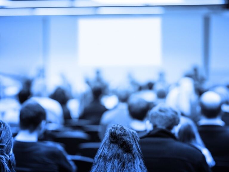 Conférence sur l'autisme, le TDAH et les troubles cognitifs pour un public de parents et de professionnels.