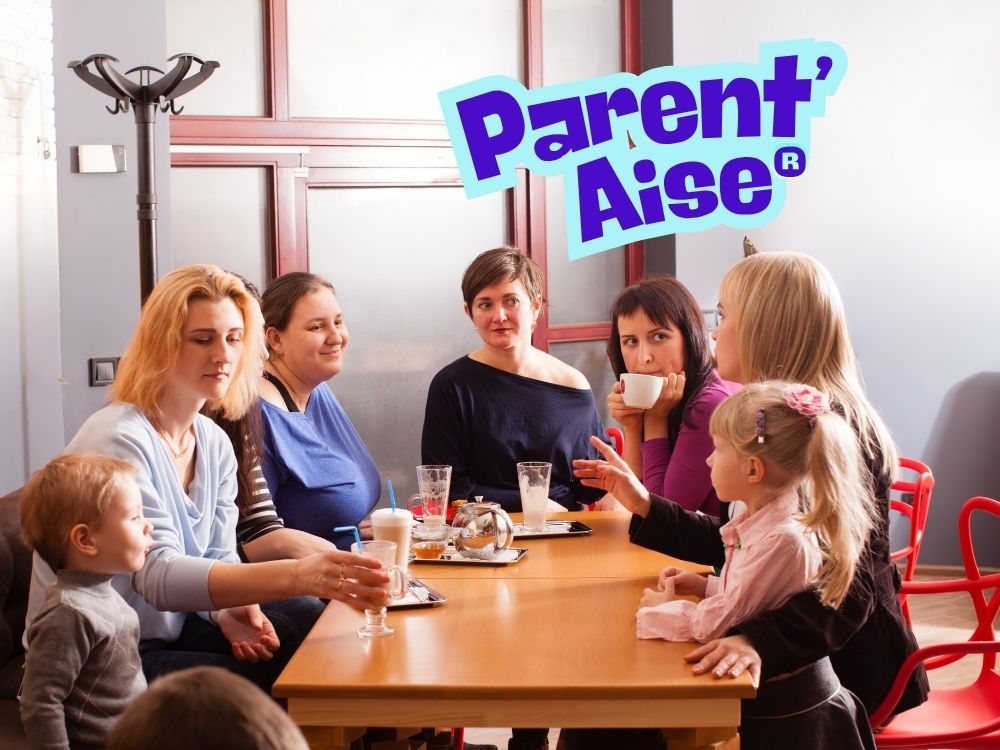 Groupe de parents et d'enfants discutant autour d'une table lors d'une session du café des parents Parent'Aise à Thionville avec Laurélia Steinmetz.