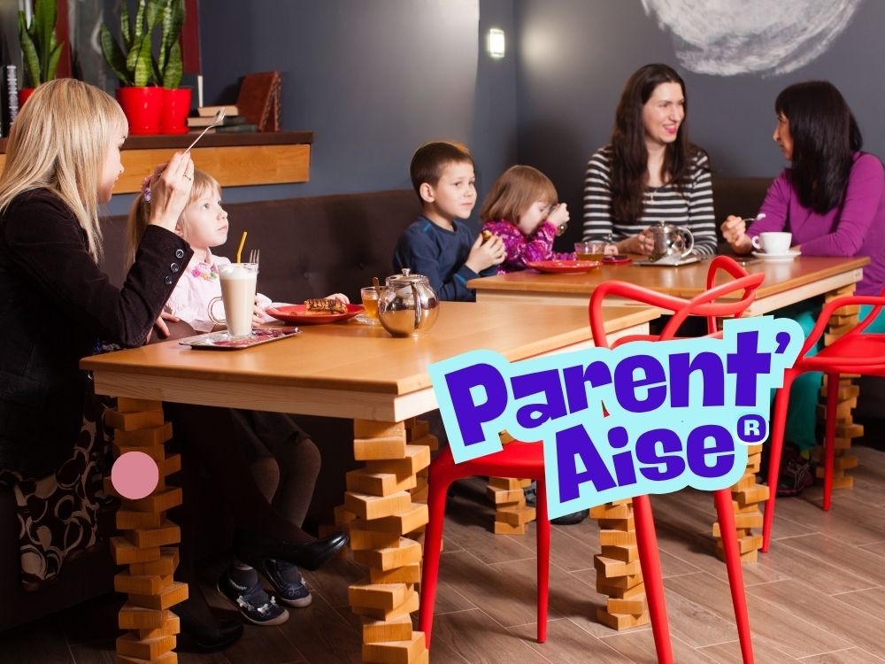 Parents et enfants réunis autour d'une table conviviale pour le café des parents Parent'Aise à Thionville animé par Laurélia Steinmetz.