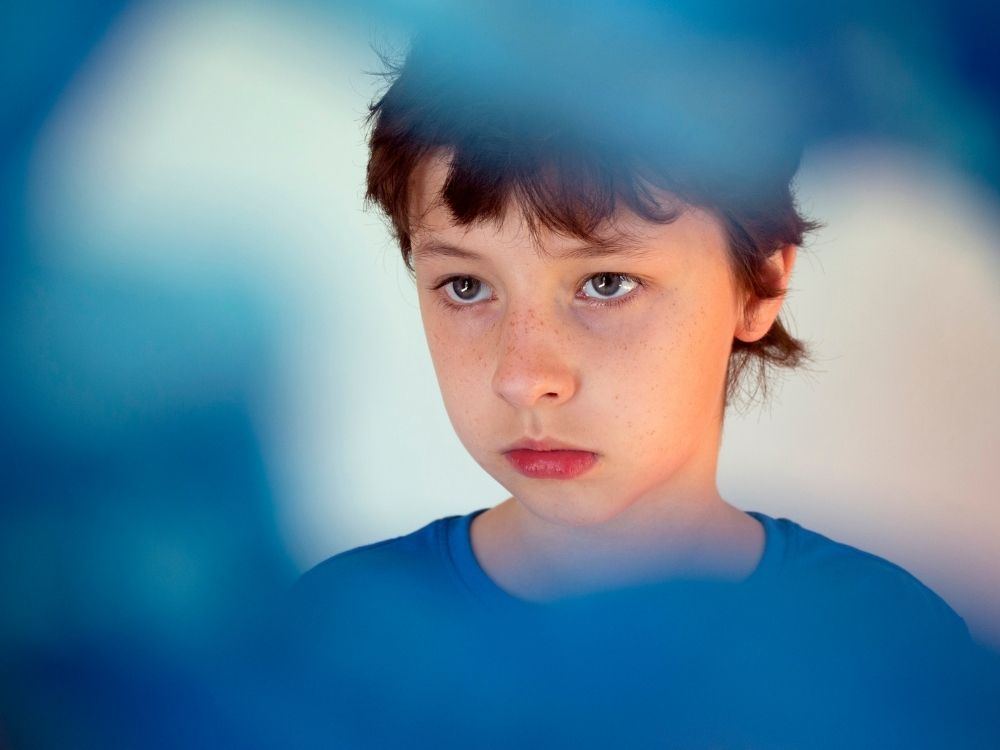 Portrait d'un jeune garçon illustrant les défis de l'autisme et du TDAH, accompagné par Laurélia Steinmetz à Thionville pour stimuler la plasticité cérébrale.