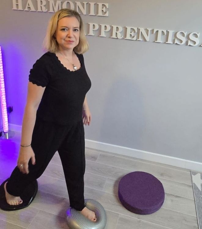 Exercices d'équilibre au sol avec des coussins sensoriels menés par Laurélia Steinmetz pour l'approche sensorielle et motrice.