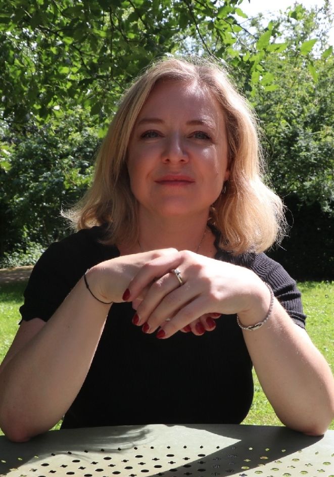 Portrait de Laurélia Steinmetz, fondatrice d'Harmonie Apprentissage et experte en accompagnement des troubles neurodéveloppementaux à Thionville.