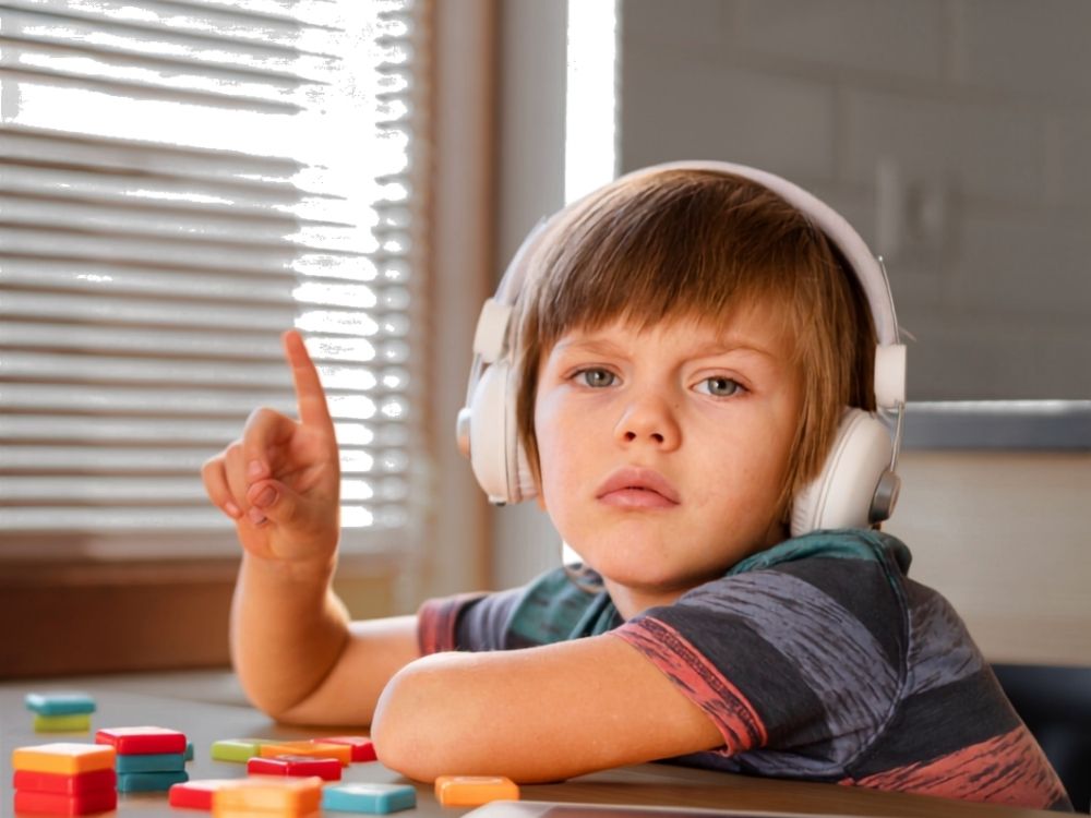 Jeune garçon en séance d'apprentissage, un visuel illustrant l'accompagnement personnalisé pour les troubles neurodéveloppementaux (TDAH, autisme).