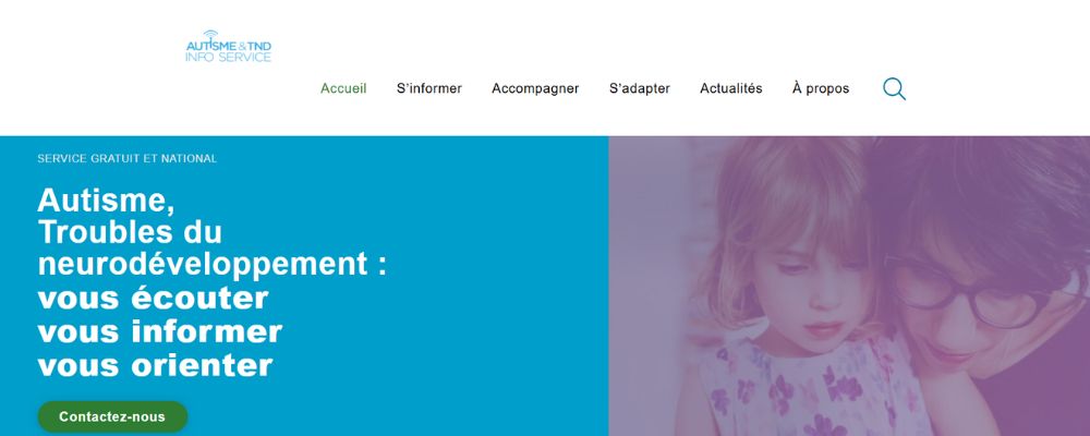 Capture d'écran partielle d'une bannière de site web. À gauche, un bandeau bleu clair avec le texte : « Autisme, Troubles du neurodéveloppement : vous écouter, vous informer, vous orienter ». À droite, une image de fond montrant une femme et un enfant. En haut à gauche, le logo du site : « Autisme Info Service ».