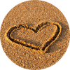 Image coeur dessiné sur le sable de la plage