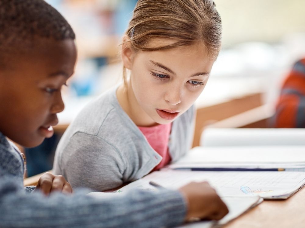 Intervention de sensibilisation à l'autisme et au TDAH dans une salle de classe