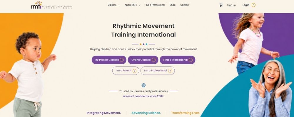 Bannière du site RMTi Rhythmic Movement Training International illustrée avec des photos d'enfants et de professionnels